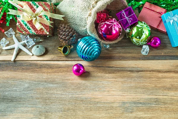 Natal e decoração do ano novo em fundo de madeira — Fotografia de Stock