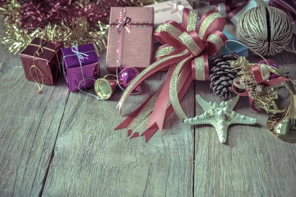 Boże Narodzenie wianek na rustykalne drewniane tła z kopii przestrzeni — Zdjęcie stockowe