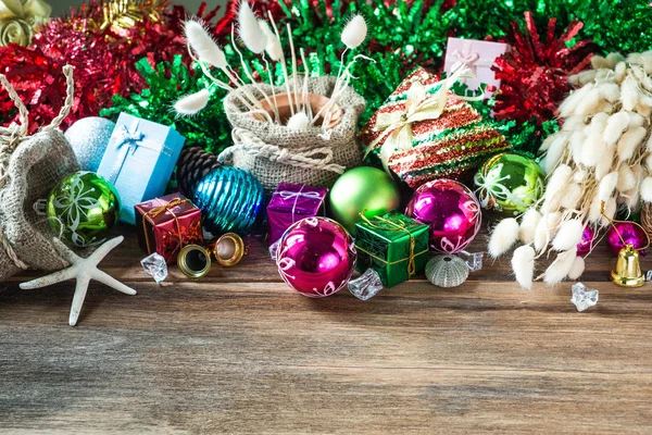 Natal e decoração do ano novo em fundo de madeira — Fotografia de Stock