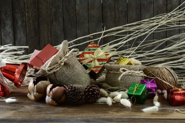 rustik ahşap kopya alanı ile Noel çelenk