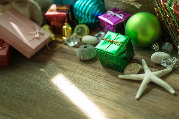 Natal e decoração do ano novo em fundo de madeira — Fotografia de Stock