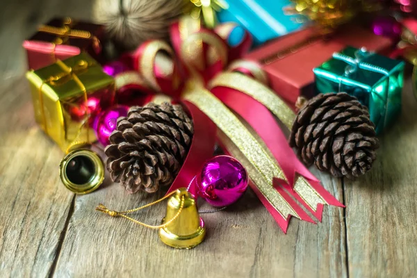 Karangan bunga Natal dengan latar belakang kayu berkarat dengan ruang fotokopi — Stok Foto