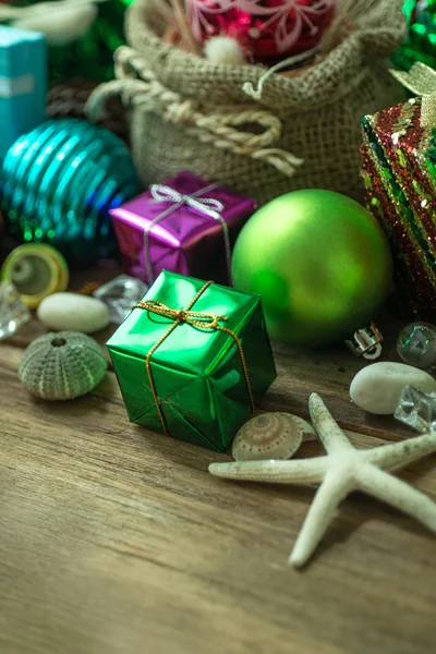 Guirnalda de Navidad sobre fondo rústico de madera con espacio para copiar —  Fotos de Stock