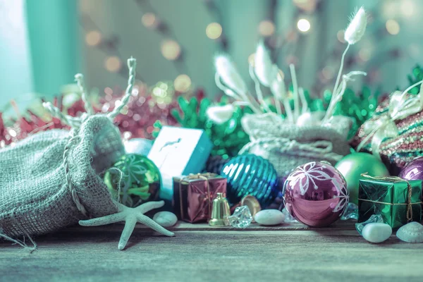 Guirnalda de Navidad sobre fondo rústico de madera con espacio para copiar —  Fotos de Stock