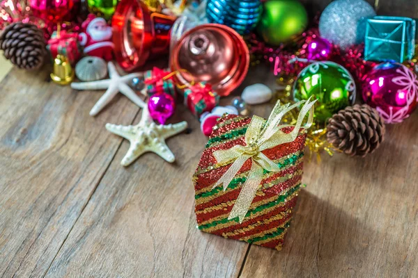 Christmas garland on rustic wooden background with copy space — Stock Photo, Image