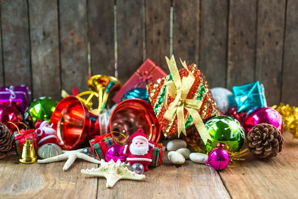 Christmas garland on rustic wooden background with copy space — Stock Photo, Image