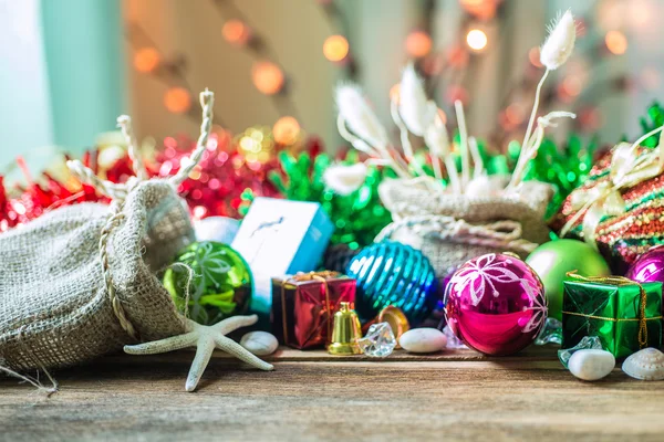 Natale e Capodanno decorazione su sfondo di legno — Foto Stock