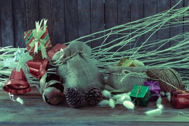 Ahşap arka planda Noel ve Yeni Yıl dekorasyonu