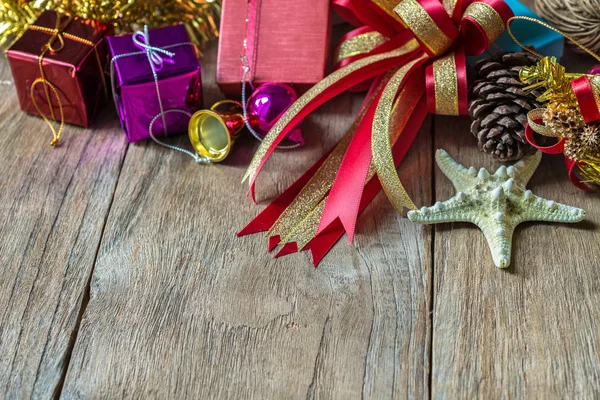 Guirnalda de Navidad sobre fondo rústico de madera con espacio para copiar —  Fotos de Stock