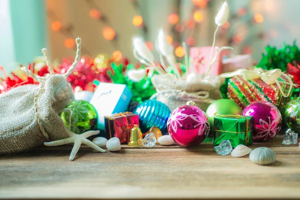 Kerst en Nieuwjaar decoratie op houten achtergrond — Stockfoto