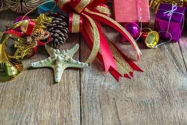 Noel çelenk kopya alanı rustik ahşap zemin üzerine