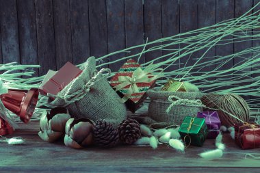 Ahşap arka planda Noel ve Yeni Yıl dekorasyonu