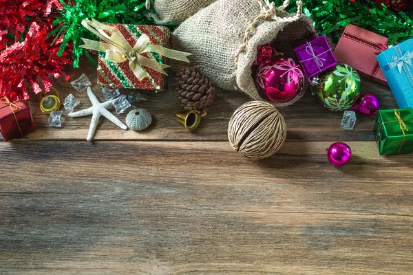 Natal e decoração do ano novo em fundo de madeira — Fotografia de Stock