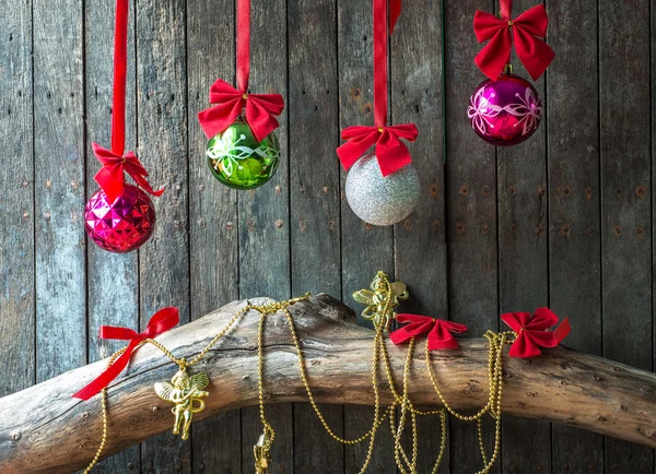 Natal e decoração do ano novo em fundo de madeira — Fotografia de Stock