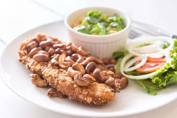 Bife estilo tailandês peixe com salada de manga verde — Fotografia de Stock