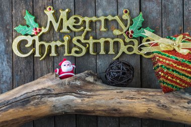Ahşap arka planda Noel ve Yeni Yıl dekorasyonu