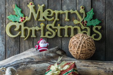 Ahşap arka planda Noel ve Yeni Yıl dekorasyonu