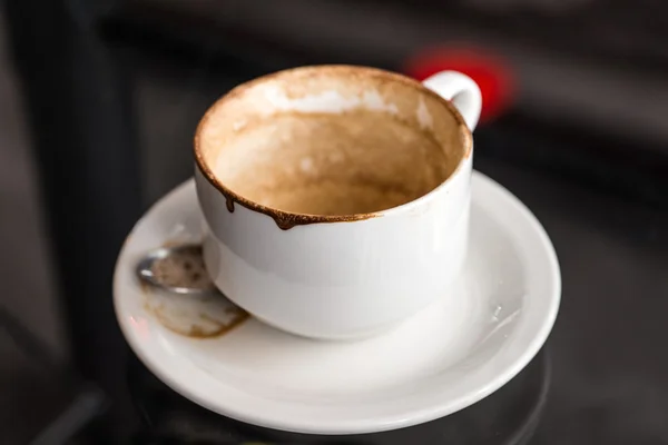 Caneca de café usada vazia com manchas na mesa de vidro — Fotografia de Stock