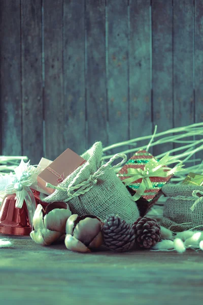 Ahşap arka planda Noel ve Yeni Yıl dekorasyonu