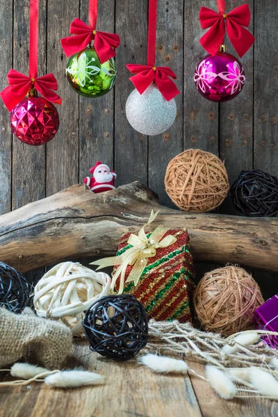 Natal e decoração do ano novo em fundo de madeira — Fotografia de Stock