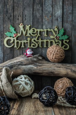 Ahşap arka planda Noel ve Yeni Yıl dekorasyonu