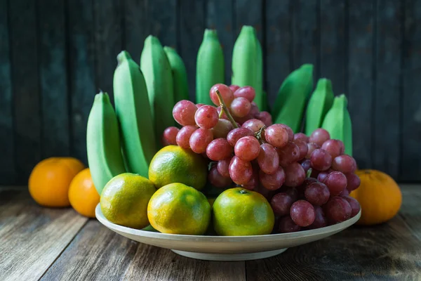 Close-up shot van verschillende soort vruchten op houten tafel. — Stockfoto