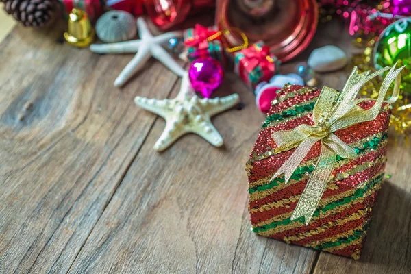 Navidad y Año Nuevo decoración sobre fondo de madera —  Fotos de Stock