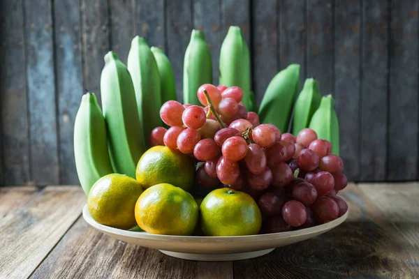 木製テーブルの上の果物のいくつかの種類のショットを閉じる. — ストック写真