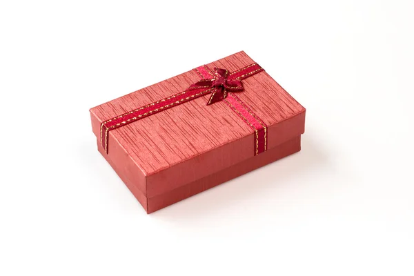 Caja de regalo con cinta sobre fondo blanco aislado —  Fotos de Stock