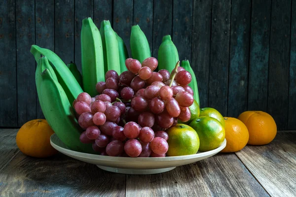 木製テーブルの上の果物のいくつかの種類のショットを閉じる. — ストック写真