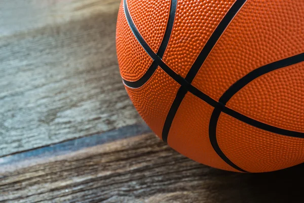 Fecho do basquete no chão do tribunal — Fotografia de Stock