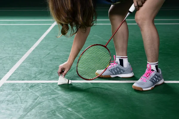 Badminton - lapangan bulu tangkis dengan pemain yang bertanding — Stok Foto