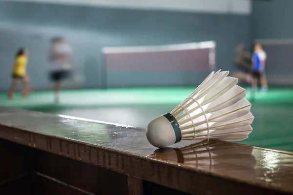 Badmintonbanen met spelers concurreren, ondiepe scherptediepte — Stockfoto