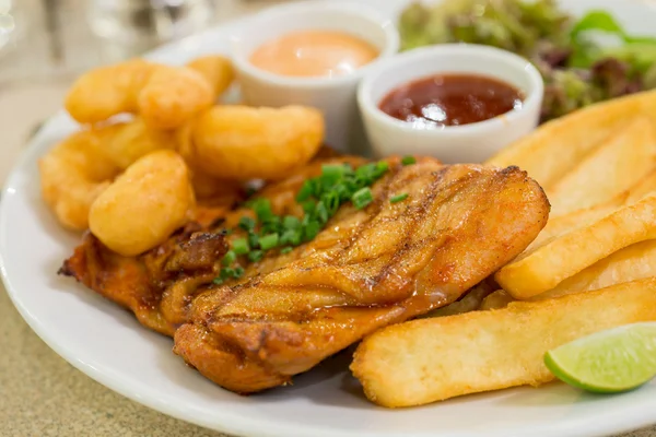 Filetes de frango grelhado — Fotografia de Stock