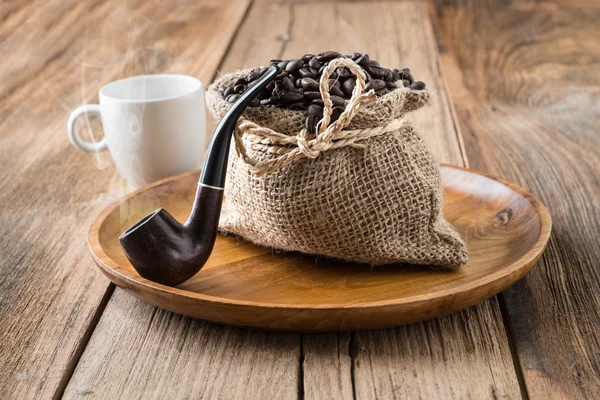 Kaffeebohnen im Jutesack geröstet — Stockfoto