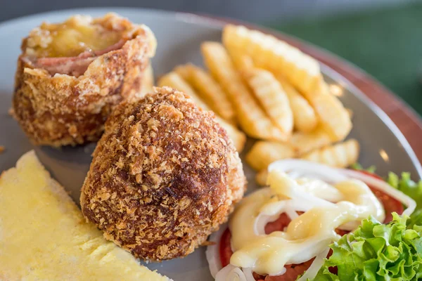 Deliciosas almôndegas de porco recheadas com queijo — Fotografia de Stock