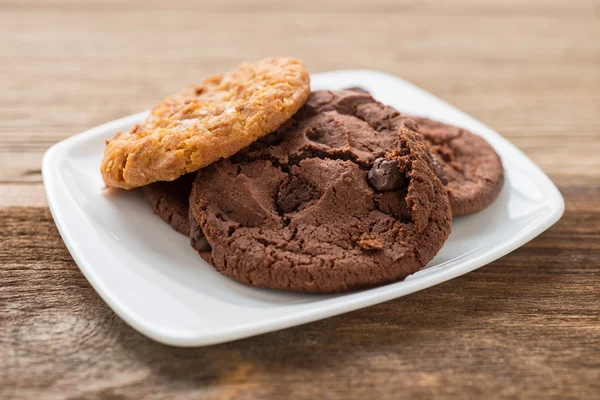 Montón de galletas de chispas de chocolate en un plato blanco — Foto de Stock