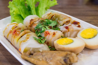 Bahar rulo eski ahşap ile baharatlı sos, sebze ve hiçbir