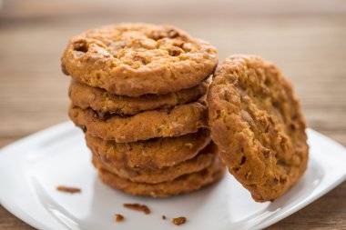 ahşap masa üstünde yığılmış Çikolata parçalı kurabiye