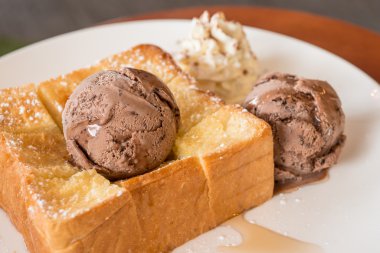 Bal tost beyaz çanak üzerinde çikolatalı dondurma ile 