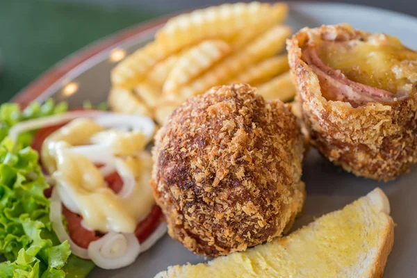 Deliciosas almôndegas de porco recheadas com queijo — Fotografia de Stock