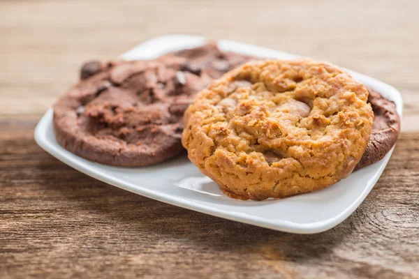 Halom fehér tányérra csokoládé chip cookie-k — Stock Fotó