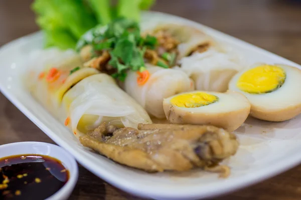 Rouleaux de printemps sur vieux bois avec sauce épicée, légumes et in noo — Photo