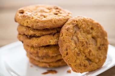 ahşap masa üstünde yığılmış Çikolata parçalı kurabiye