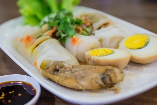 Spring rolls on old wood with spicy sauce, vegetables and in noo — Stock Photo, Image