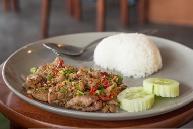 domuz eti pilav kızarmış fesleğen