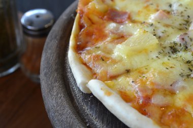 Hawai Pizza, ananas, jambon ve peynir ahşap tepsi