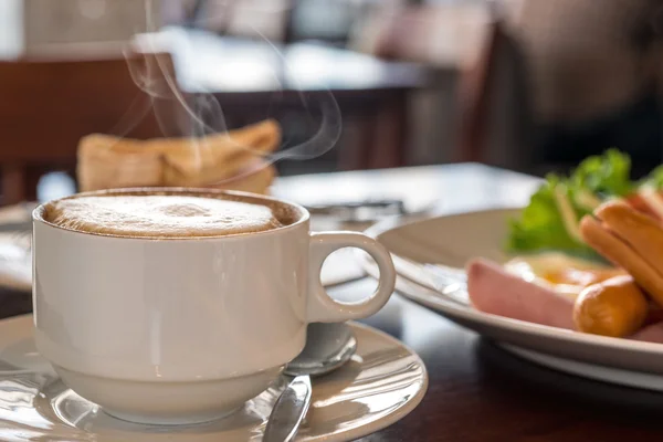 Close-up de xícara de café com um café da manhã no café — Fotografia de Stock