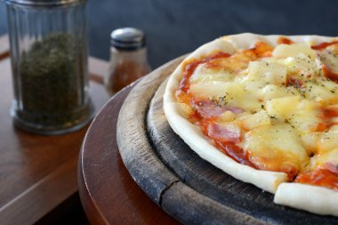 Hawai Pizza, ananas, jambon ve peynir ahşap tepsi