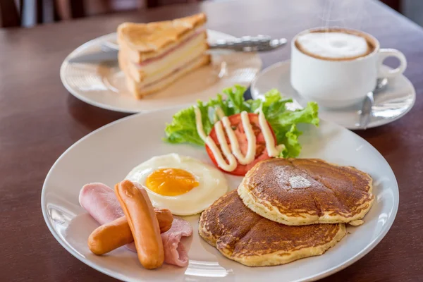 Taza de café con un desayuno en la cafetería — Foto de Stock